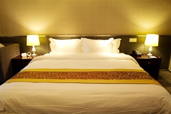 King-size bed room